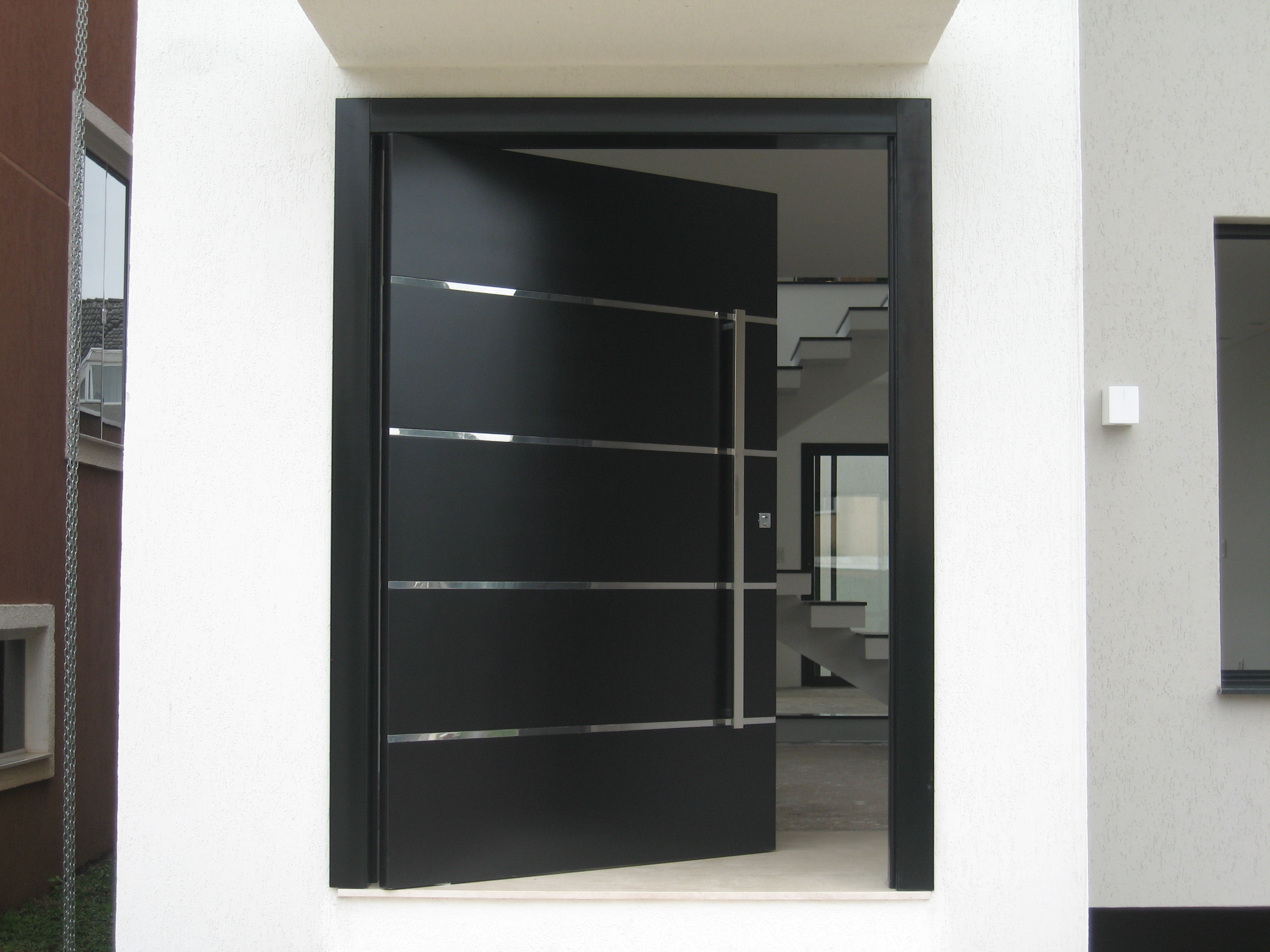 Portas Pivotantes | House doors, Door design, House